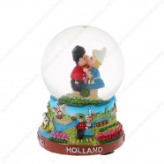 Holland Kissing Couple - Snow Globe 6.5 cm