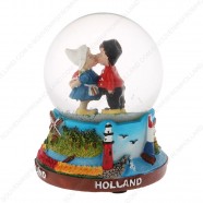 Holland Kissing Couple - Snow Globe 9cm