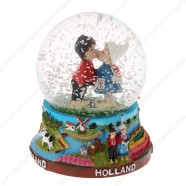 Holland Kussend Paar - Sneeuwbol 9cm