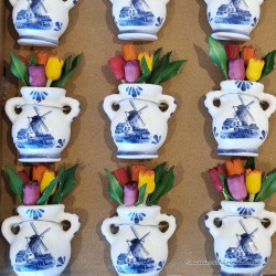 Delfts blauw vaasje met tulpjes koelkastmagneet