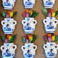 Delfts blauw vaasje met tulpjes koelkastmagneet
